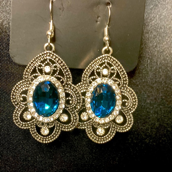 Jewelry - NWT! Show Stopping Navy Blue detailed Dazzling Earrings!